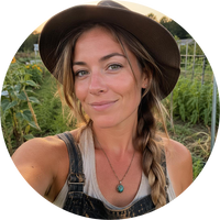 Valentina, Professional Commercial Beekeeper & Apiary Blogger