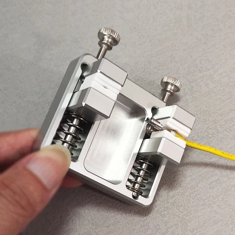 Heavy-duty aluminum welding clamp with temperature-resistant jaw for circuit board mounting, soldering wire clamp